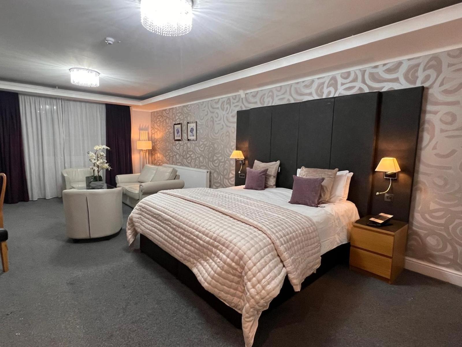 The Diplomat Hotel Restaurant & Spa Лланелли Экстерьер фото